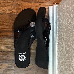 NWOT Yellow Box Black Sequin Women’s Sandals, size 8.5